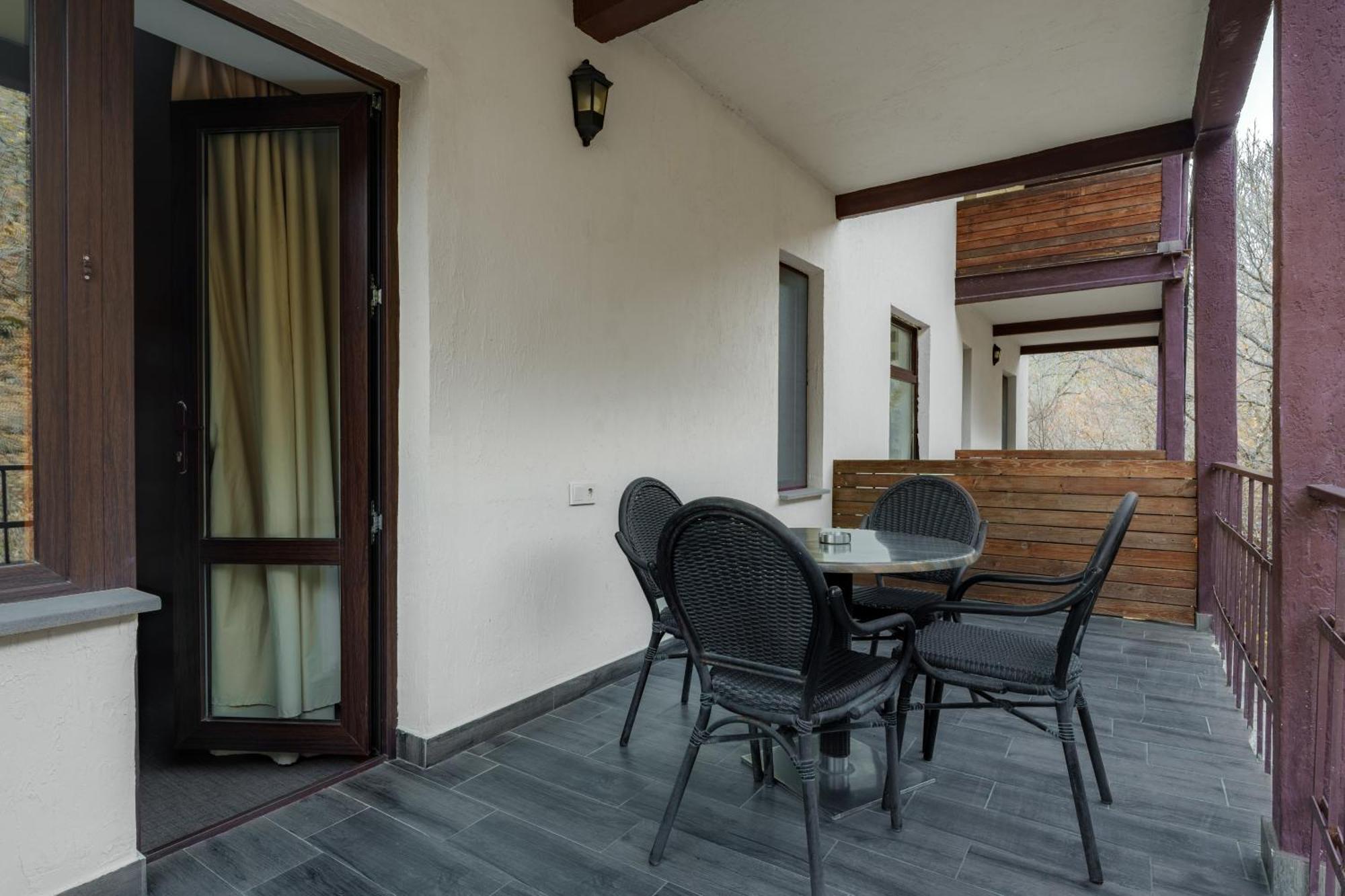 Apricot Aghveran Resort Bagian luar foto